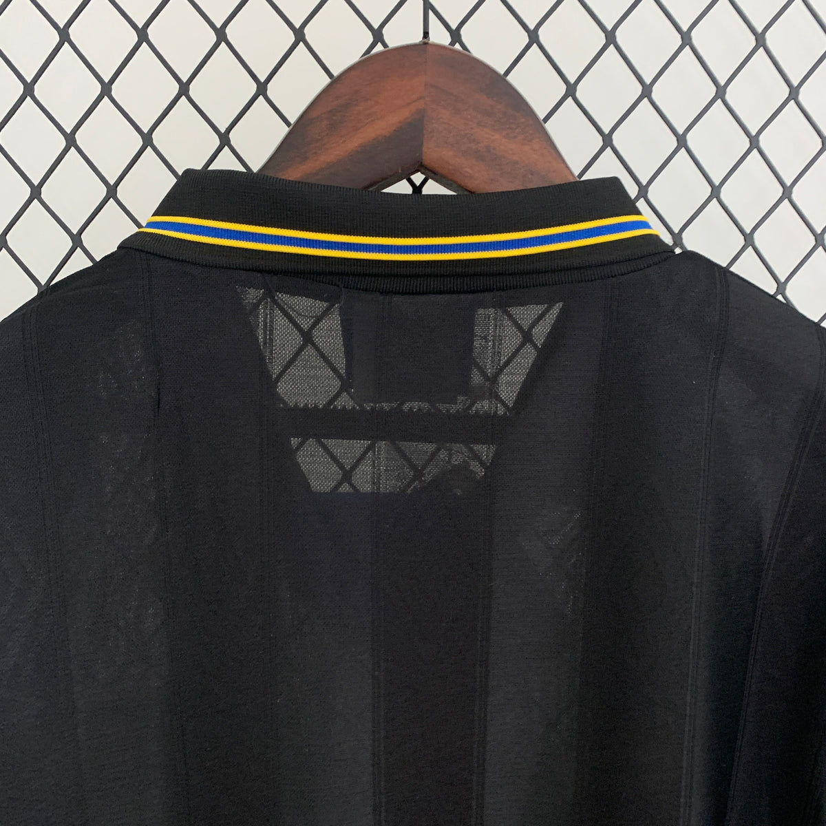 Manchester United 1994-95 Away Long-Sleeve Retro Jersey – Black Gold Yellow V-Neck Polo Collar Blue Cuffs Sharp Viewcam Man Utd Shield Crest Cantona Giggs Scholes Beckham Roy Keane Cole Premier League Fan Version Football Shirt