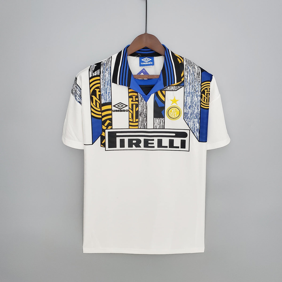 Inter Milan 1996-97 Away Retro Jersey – Umbro White Geometric Pirelli Zanetti Zamorano Djorkaeff Serie A Football Shirt