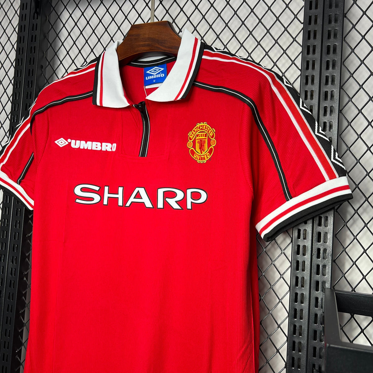 Manchester United 1998-99 Home Retro Jersey – Umbro Red Sharp Treble Season Beckham Giggs Scholes Yorke Football Shirt